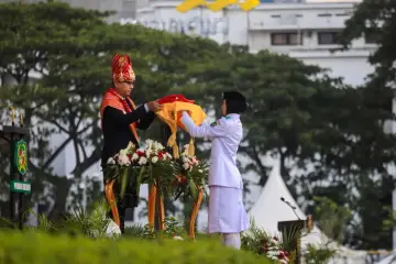 Upacara Penurunan Bendera HUT Ke- 81 RI Berlangsung Khidmat, Rico Waas Serahkan Tanda Kehormatan Satyalancana Karya Satya dari Presiden