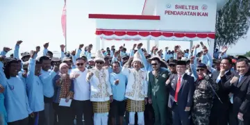 Menteri Trenggono Upacara HUT RI Bareng Nelayan di Kampung Nelayan Merah Putih Sorue Jaya