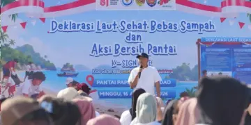 Sinergi KKP Bersihkan 3,2 Ton Sampah di Rote Ndao Peringati HUT RI
