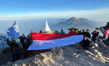 Khatulistiwa Universitas Paramadina Kibarkan Bendera Merah Putih Raksasa di Tiga Gunung Tertinggi Jawa Tengah, Peringati HUT RI ke-81