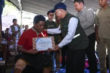 Mendikdasmen Salurkan Rp860 Juta untuk Sekolah Terdampak Gempa NTT dan Pastikan Direvitalisasi