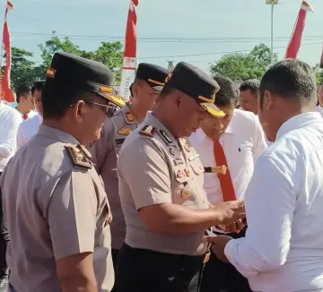 Larang Judi Online dan Pinjol, Kapolres Simalungun Periksa Handphone Personel