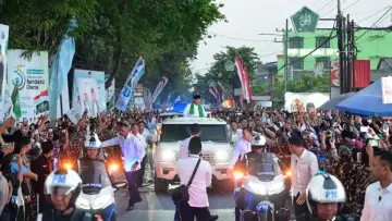 Sambutan Hangat Warga Jombang Iringi Perjalanan Presiden Prabowo Menuju Muktamar NU