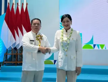 Wali Kota Wesly Raih Penghargaan KEJAR Terbaik Regional Sumatera dari OJK