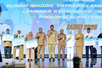Bobby Nasution Serahkan Hibah kepada 567 Penerima, Rumah Ibadah hingga Mahasiswa Dapat Bantuan
