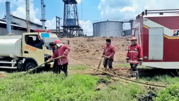 BPBD Simalungun Turunkan Armada Damkar Bantu Padamkan Kebakaran Kolam Limbah PKS PTPN IV