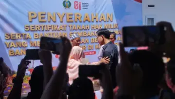 Gubernur Bobby Dampingi Wapres Gibran Serahkan Sertifikat Huntap di Sibolga, Warga Bersyukur Miliki Rumah untuk Ditempati Selamanya
