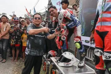 Wali Kota Wesly Serahkan Piala Kepada Pembalap Siantar Road Race 2026