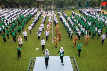 Semangat Anak Indonesia Hebat Menggema di SMPN 1 Medan, Mendikdasmen Abdul Mu’ti dan Rico Waas Senam Bersama Siswa