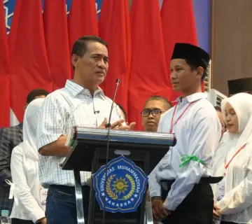 Terharu dengar Kisah Maba Unismuh yang Ditinggal Ayah Sejak Kecil, Mentan Amran Langsung Beri Bantuan