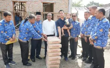 Pemkab Samosir Hadir di Tengah Masyarakat Korban Bencana, Wabup Serahkan Bantuan