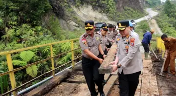 Polres Humbahas Revitalisasi Jembatan Merah Putih Presisi di Onan Ganjang