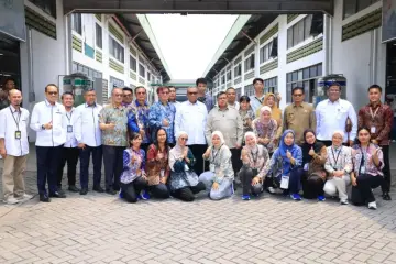 Kunjungi Pabrik Sepatu di Serang, Wamenaker Tekankan Pelindungan Pekerja