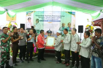 Wali Kota Wesly Terima Penghargaan Tokoh Toleransi dari FKUB Pematangsiantar