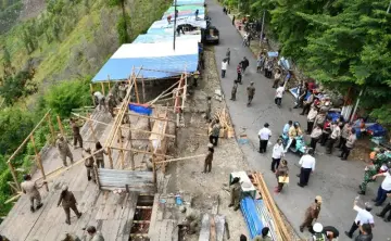 Berjalan Tertib dan Humanis, Tim Gabungan Bongkar Bangunan Liar di Kawasan Menara Pandang Tele Secara Menyeluruh