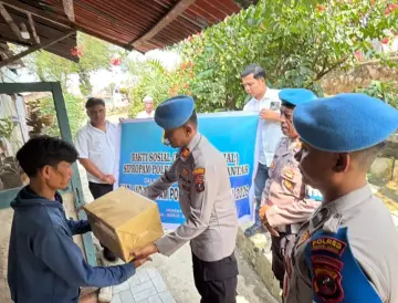Propam Polres Siantar Bantu Penggali Kubur Saat Bakti Sosial HUT Ke-24 Propam Polri