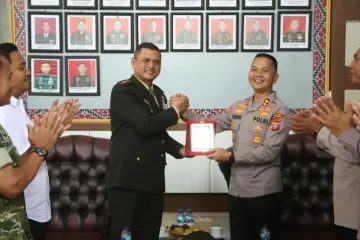 HUT ke-81 TNI di Kodim 0207/Simalungun, Kapolres dan Dandim Bertukar Cendera mata