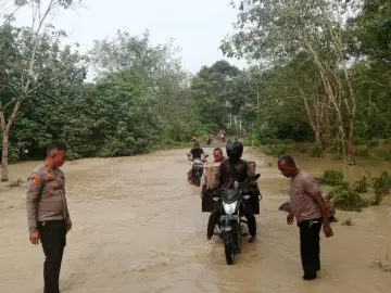 Banjir Genangi Jalan Bosar Maligas, Aktifitas Pengguna Jalan Sempat Terganggu