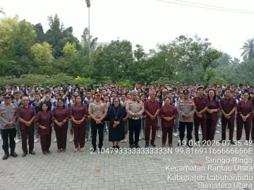 Kunjungan Polres Labuhanbatu ke Sekolah Menjadi Pembina Upacara Dalam Rangka Mendukung Program Polisi Bersama Masyarakat di SMA Swasta RK Bintang Timur