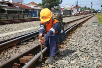 Di Balik Keselamatan Perjalanan KA, 31 Petugas Pemeriksa Jalur Menyusuri Rel Sumut