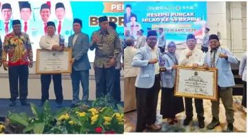 Wali Kota Wesly Terima BKPRMI Award Atas Kepedulian Terhadap Anak Yatim dan Pemuda Mesjid