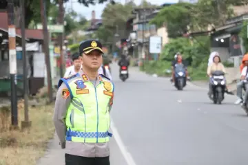 Kapolres Simalungun Imbau Tertib Berlalu Lintas, Larang Penumpang di Atas Kap Mobil