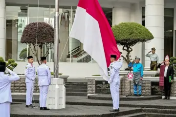 Hari Sumpah Pemuda ke-98, Wagub Surya Serahkan Penghargaan kepada Tujuh Organisasi Kepemudaan