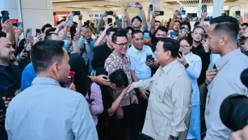 Kembali ke Jakarta dengan Whoosh, Presiden Prabowo Sempatkan Sapa dan Foto Bersama Warga di Stasiun Halim