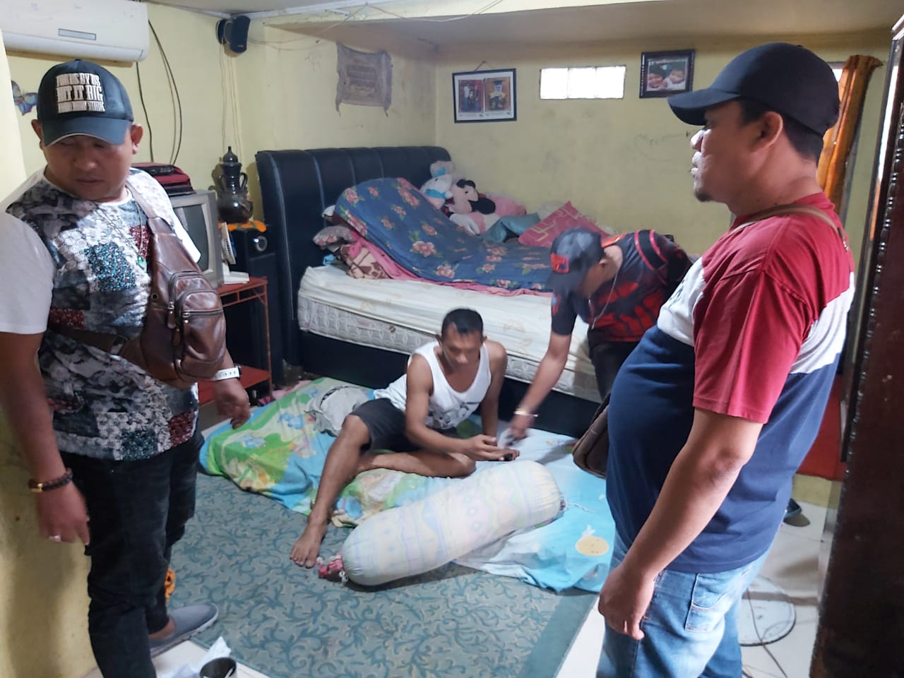 penganiaya-wartawan-sembunyi-di-rumah-pacar-lihat-foto-foto-penangkapannya